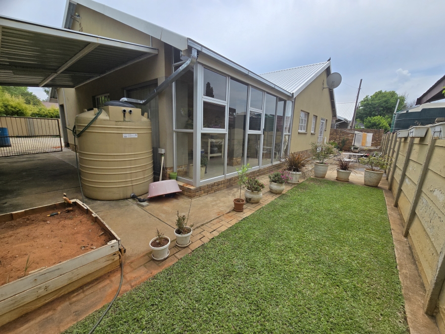 To Let 2 Bedroom Property for Rent in Flamwood North West